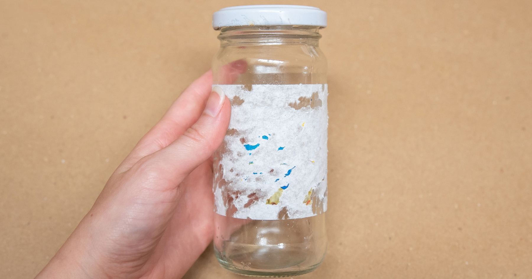 Trik sa sušilom za kosu za lako uklanjanje tvrdokornih naljepnica sa staklenki