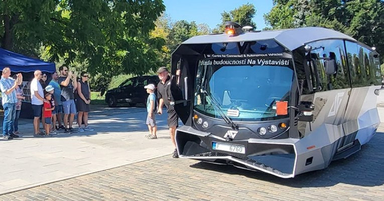 VIDEO Samovozeći autobus krenuo na prve vožnje u Europi