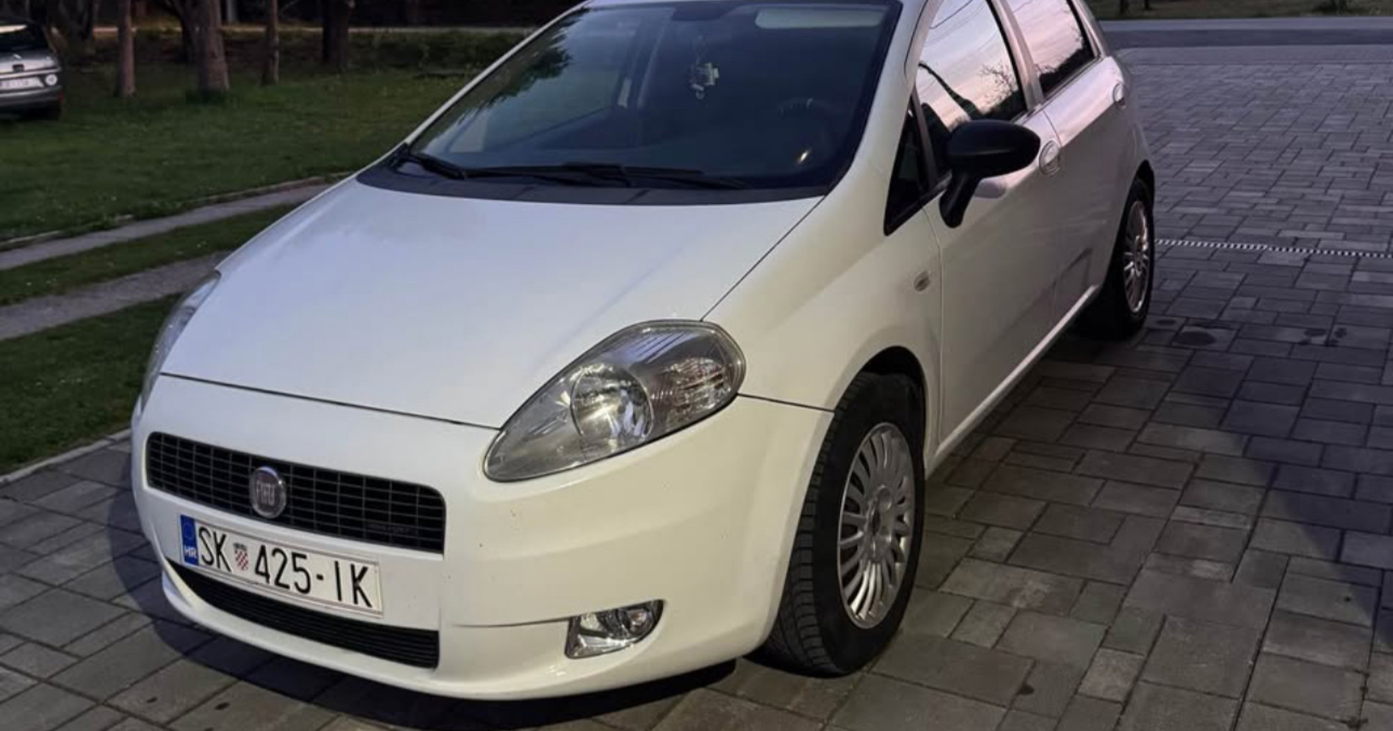 Najbolji auto oglasi: U ponudi Tesla, BMW, ali i Fiat Punto za 2000 €