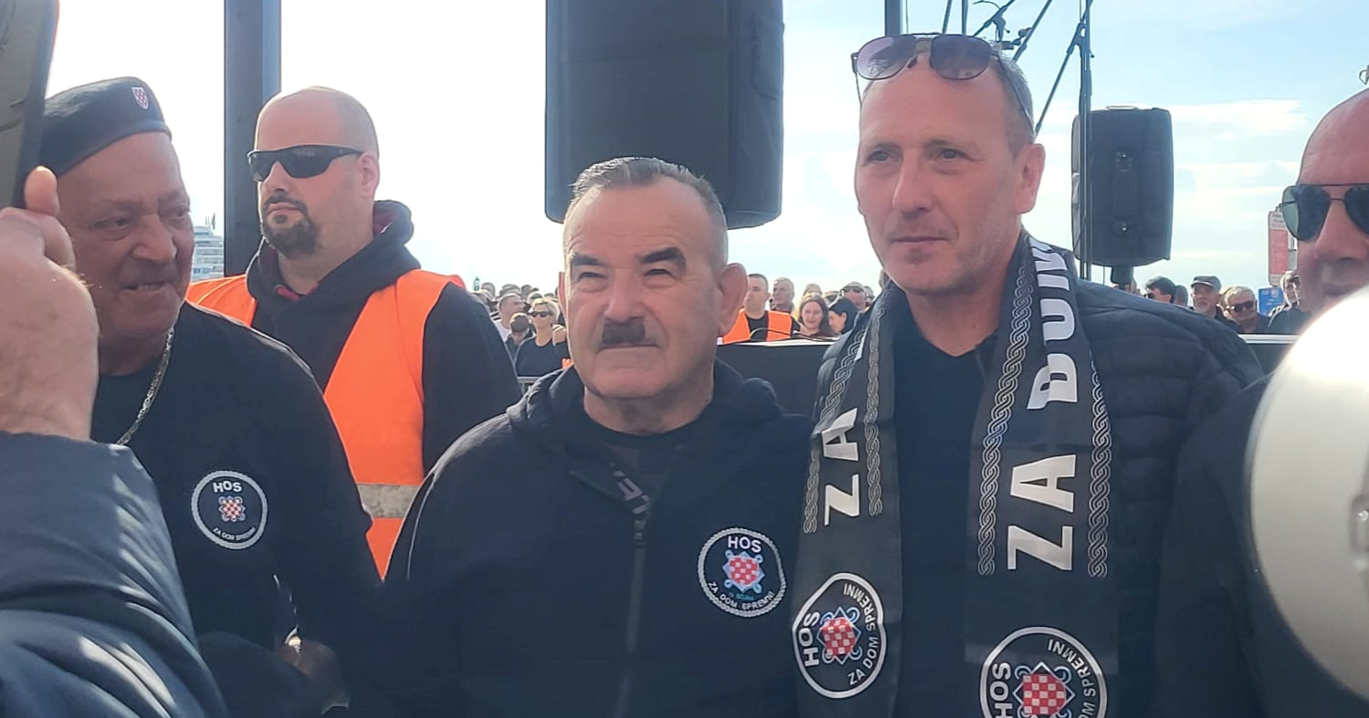 Na Torcidinom prosvjedu je i Skejo, ljudi se fotografiraju s njim