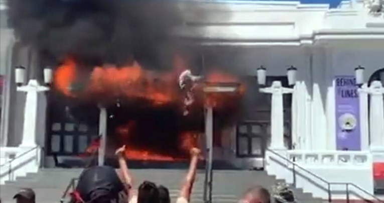 VIDEO Prosvjednici zapalili zgradu bivšeg parlamenta u Australiji