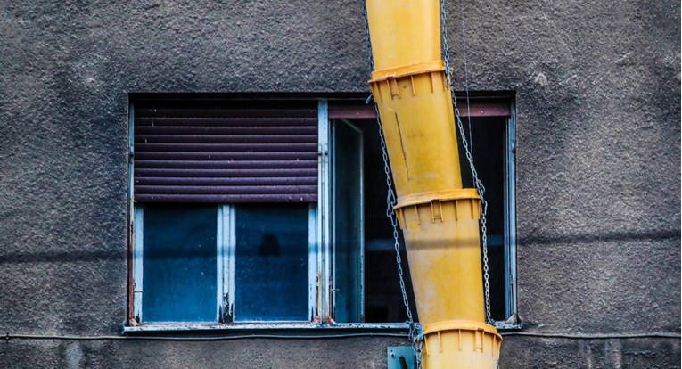 U Zagrebu poginuo radnik. Čistio cijev za otpad, zatrpala ga veća količina šute