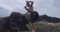 Hajdukov igrač u Tajlandu sjeo slonu na surlu i nahranio ga
