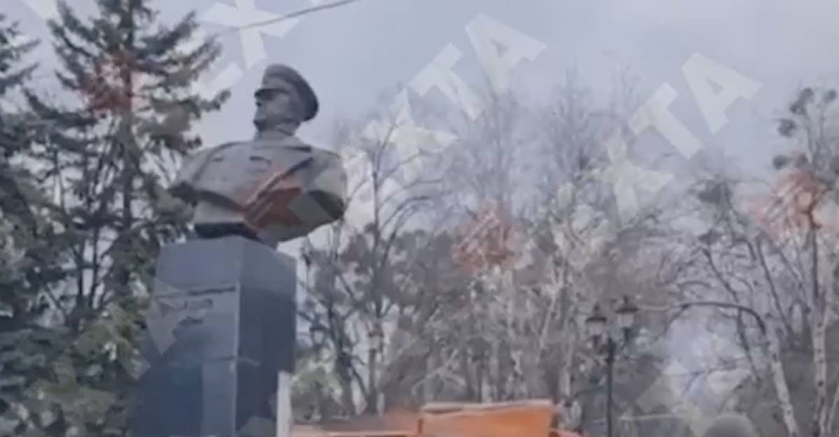 VIDEO U Harkivu uklonjena bista sovjetskog heroja iz Drugog svjetskog rata