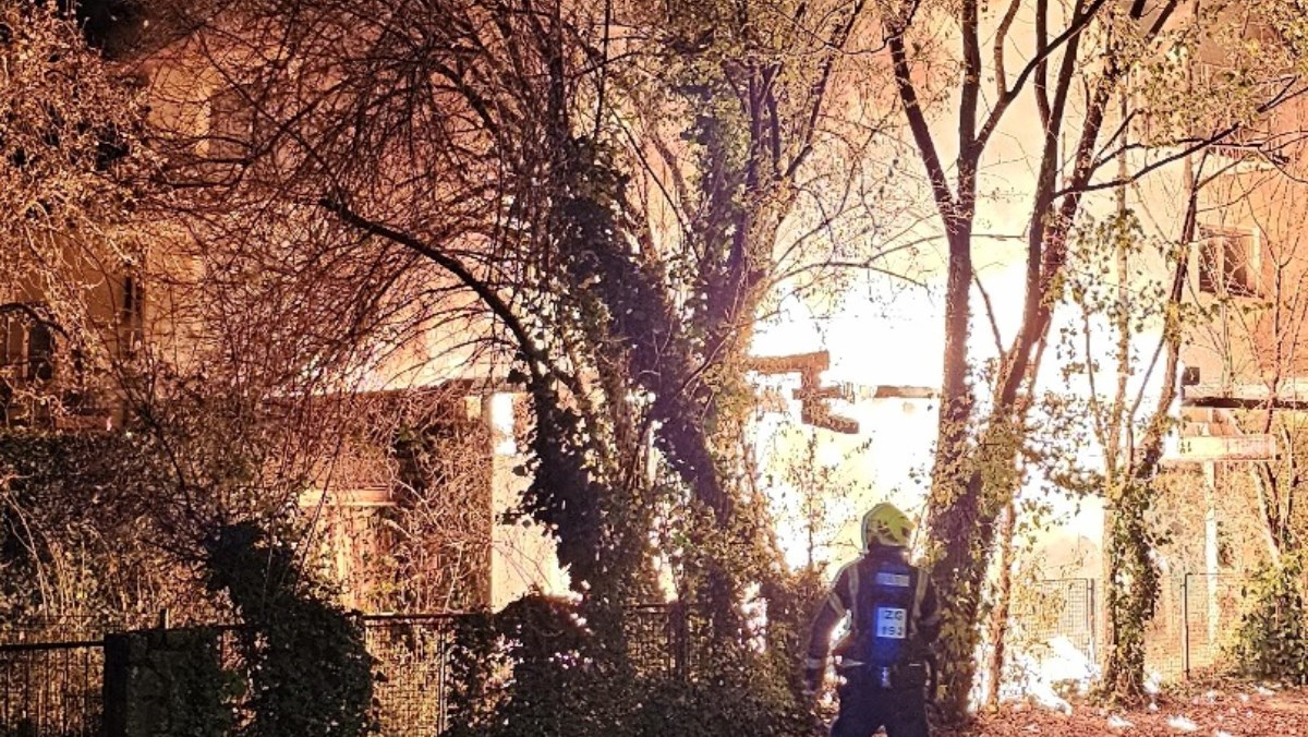 Zapalila se nadstrešnica kuće na zagrebačkoj Trešnjevci