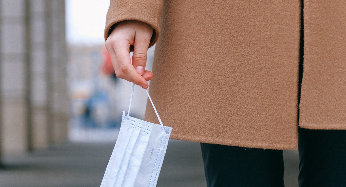 Tinejdžerku napali jer je podignula masku da bi joj gluhonijema sestra čitala s usana