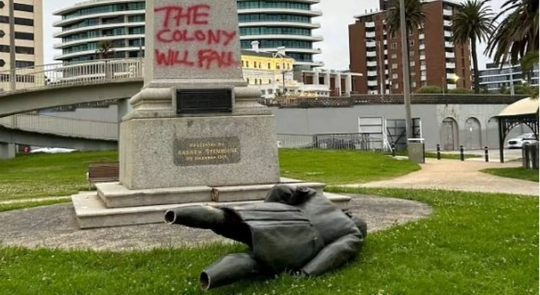 U Australiji srušen stoljetni kip Jamesa Cooka: "Kolonija će pasti"