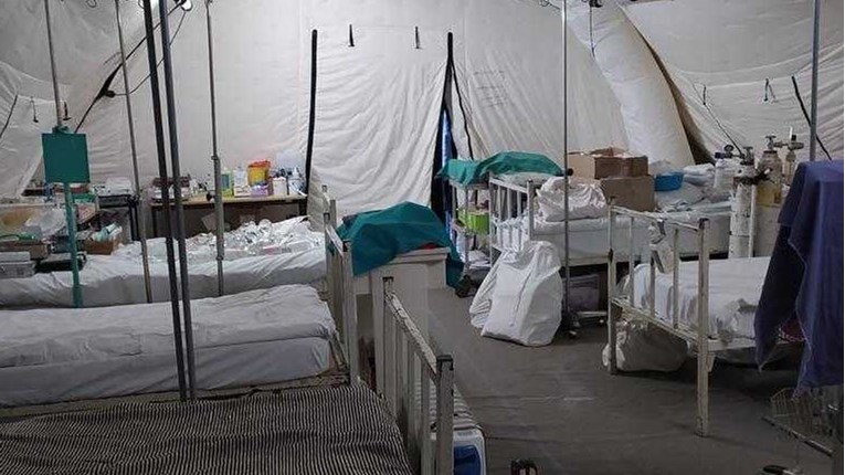 Dio pacijenata bolnice u Sisku leži u 4 šatora: "Pola bolnice je van pogona"