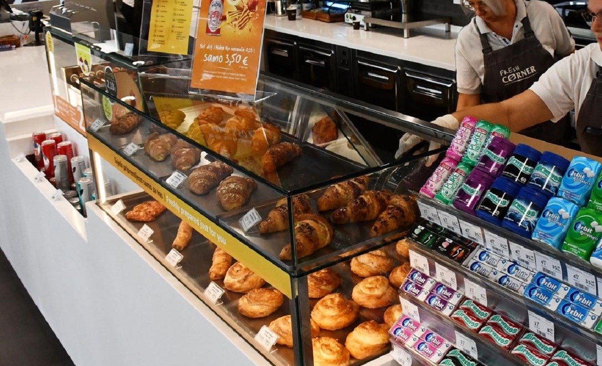 Vlada zatvorila dućane i pekare. Benzinske počele peći kruh