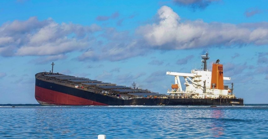 Prepolovio se japanski brod iz kojeg se izlila nafta na Mauricijusu