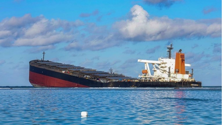 Prepolovio se japanski brod iz kojeg se izlila nafta na Mauricijusu