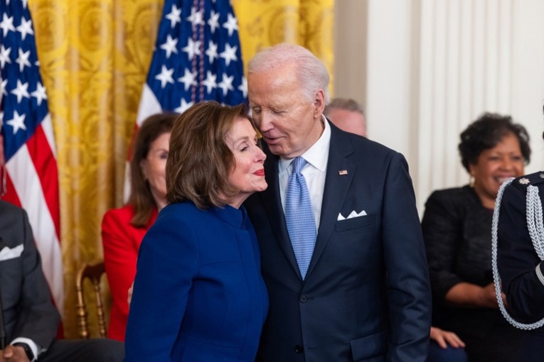 Nancy Pelosi: Oni koji su znali za Bidenovo stanje trebali su djelovati