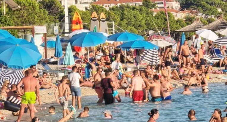 Zbog prizora s plaže u Makarskoj ljudi pišu: "Što se može doživjeti u Hrvatskoj..."