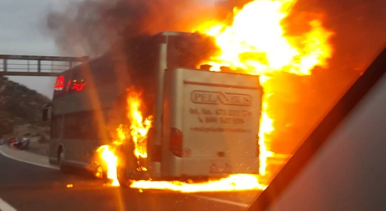 VIDEO Požar u par minuta progutao češki bus na A1. Snimljen trenutak eksplozije