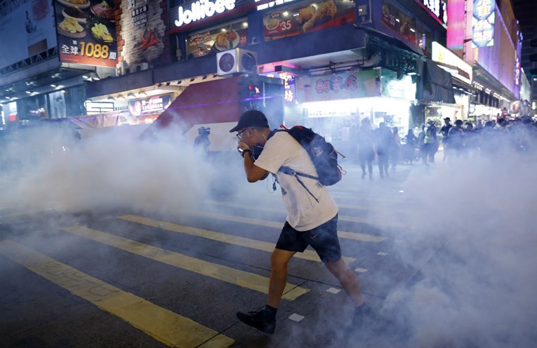 Policija u Hong Kongu suzavcem rastjeruje prosvjednike