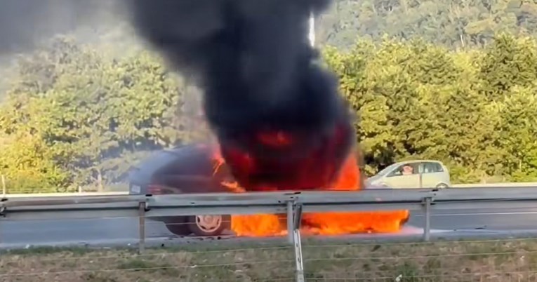 VIDEO Kod naplatnih kućica u Zaprešiću izgorio auto