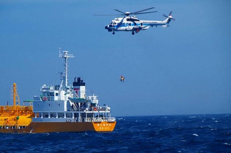 Otišla plivati u Japanu. Spasili je 80 km od plaže, provela dvije noći u oceanu