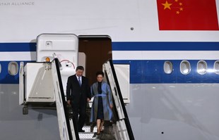 Xi sletio u Beograd, u pratnji doveo 400 ljudi. RTS prekinuo prijenos Eurovizije