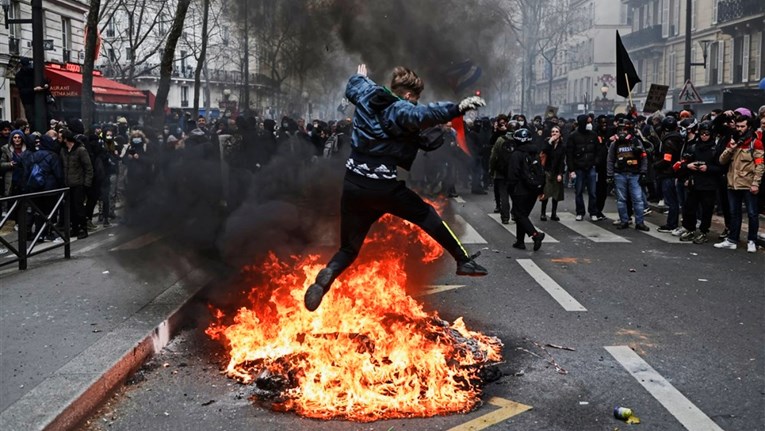 Kaos u Parizu. Policija suzavcem tjera prosvjednike, kažu da ih je oko 93.000