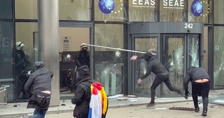 Dramatične snimke iz Bruxellesa: Prosvjednici razbijali zgradu, napadali policajce