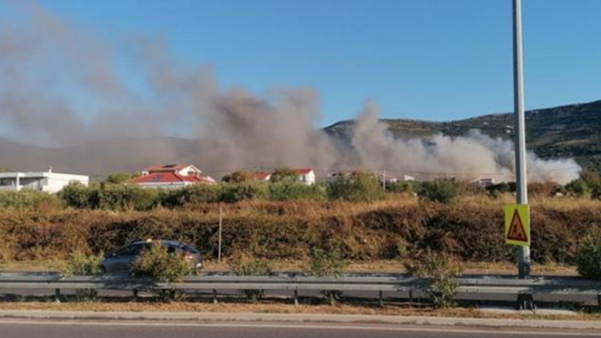 VIDEO Ugašen požar u tvornici za preradu ribe u Kaštel Novom, šteta je ogromna