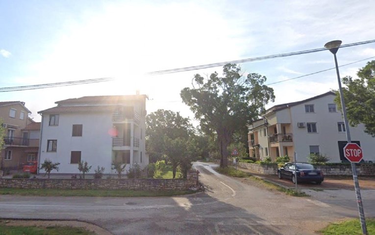 Vozio bez vozačke u Poreču. Izašao iz auta i bježao, u autu ostavio dvoje djece