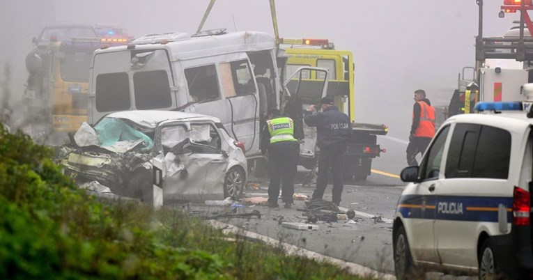 Cure detalji teške prometne na A6. Prešao kombijem u suprotan smjer, dvoje mrtvih