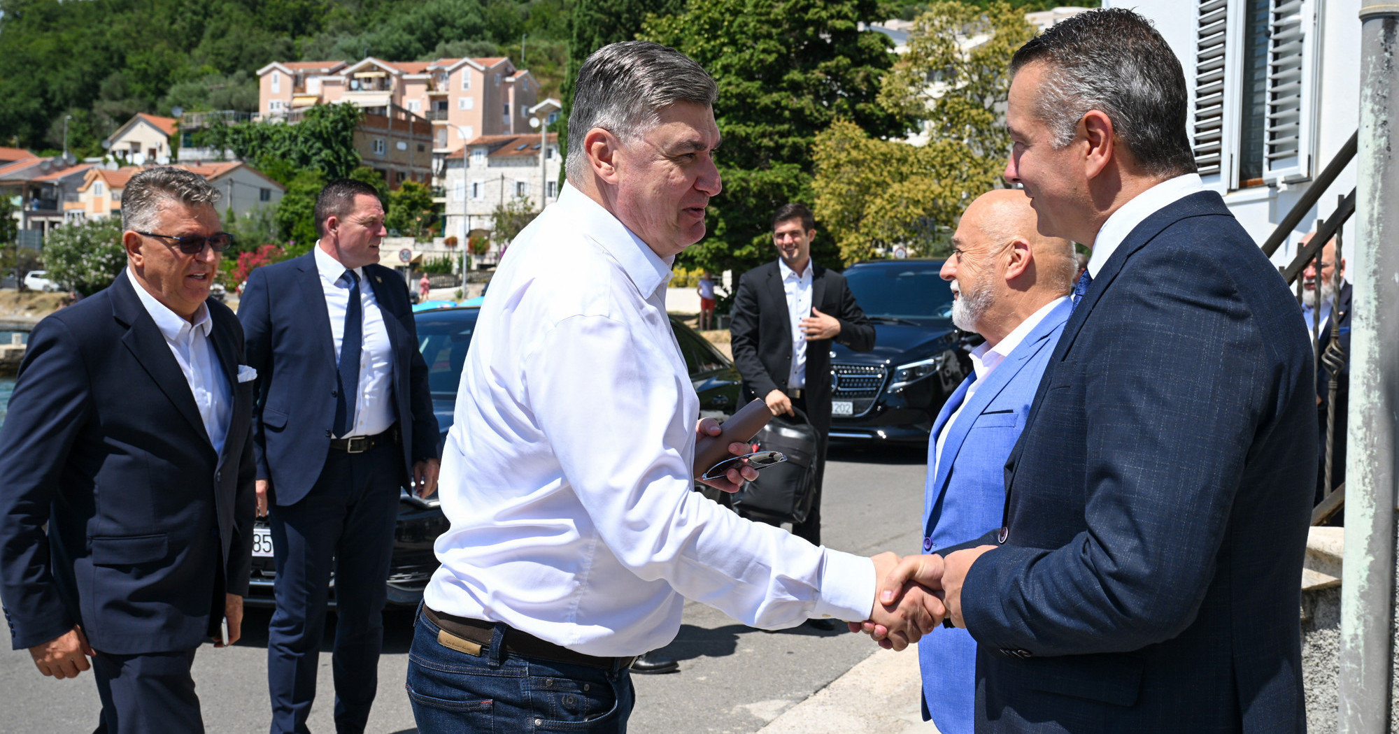 Milanović se sastao s Hrvatima u Crnoj Gori