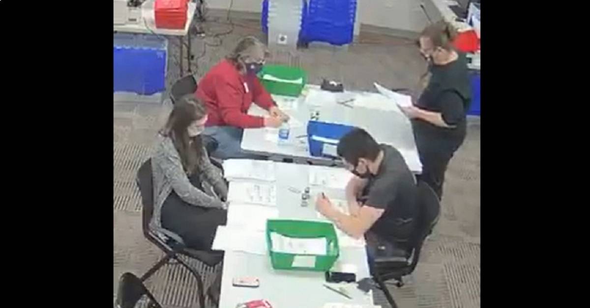 Ne, ovaj viralni video nije dokaz izborne prevare u Americi