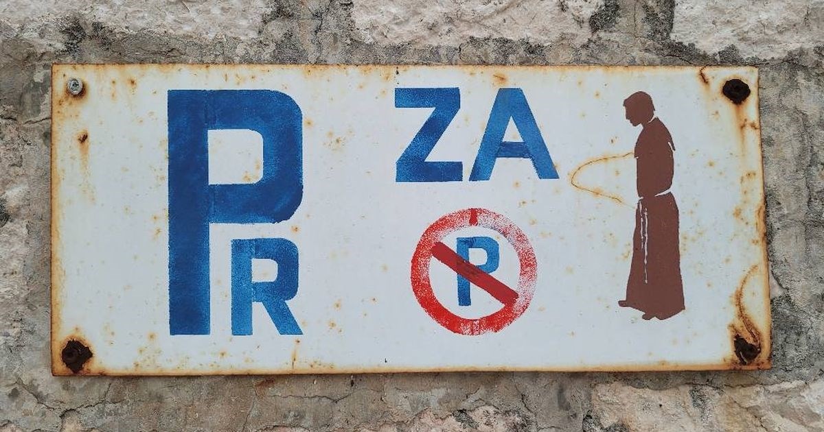 Pogledajte kako si je fratar kod Makarske osigurao parking pred crkvom