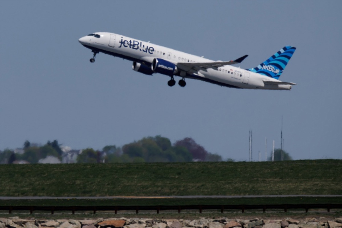 Putnički avion pri slijetanju u New York udario u dron