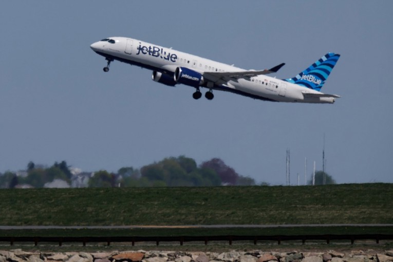Putnički avion pri slijetanju u New York udario u dron