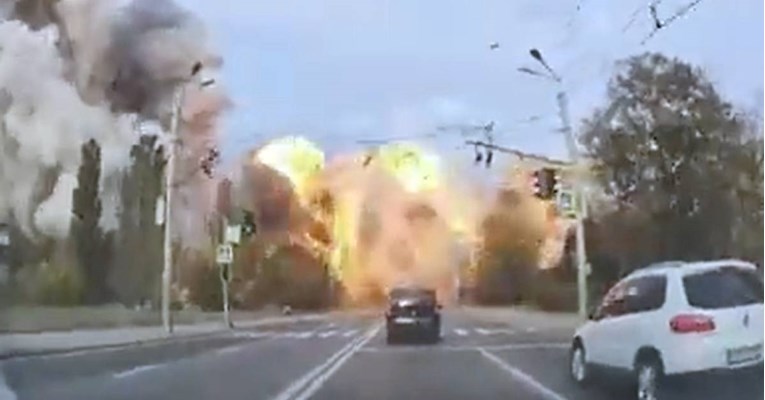 VIDEO Kamera u autu snimila trenutak udara ruskog projektila na Dnjepar