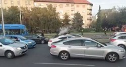 VIDEO U Zagrebu se u najvećoj gužvi zapalio automobil