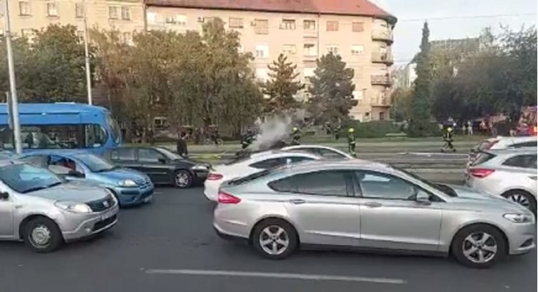 VIDEO U Zagrebu se u najvećoj gužvi zapalio automobil