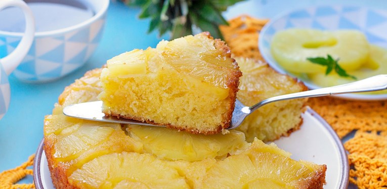 Za naopaki kolač s ananasom ne treba brdo sastojaka, presočan je zbog kiselog vrhnja