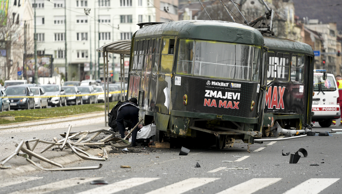FOTO Nesreća u Sarajevu: Tramvaj iskliznuo s tračnica, jedna osoba poginula