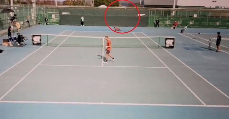 Pomračenje uma hrvatskog tenisača. Izgubio poen i bacio reket preko ograde