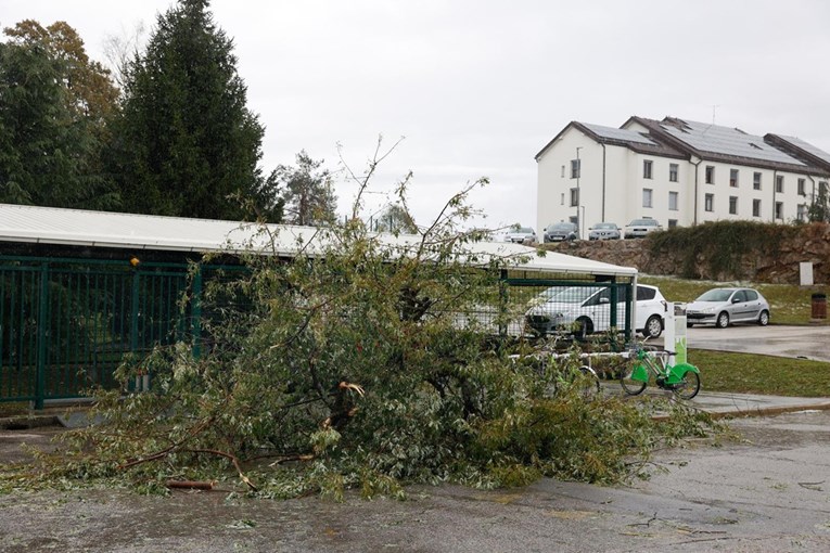 Jako nevrijeme pogodilo i Sloveniju, tisuće bez struje. Vjetrovi jači od 100 km/h