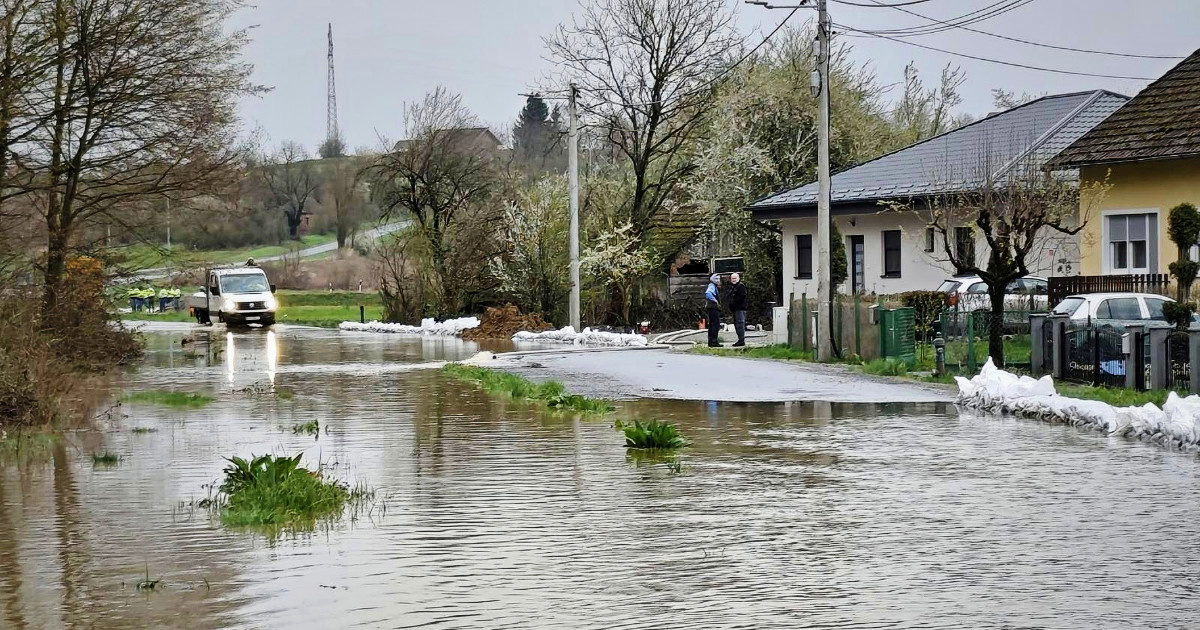 FOTO Poplave u Bjelovaru prijetile obiteljskim kućama, poplavili staklenici