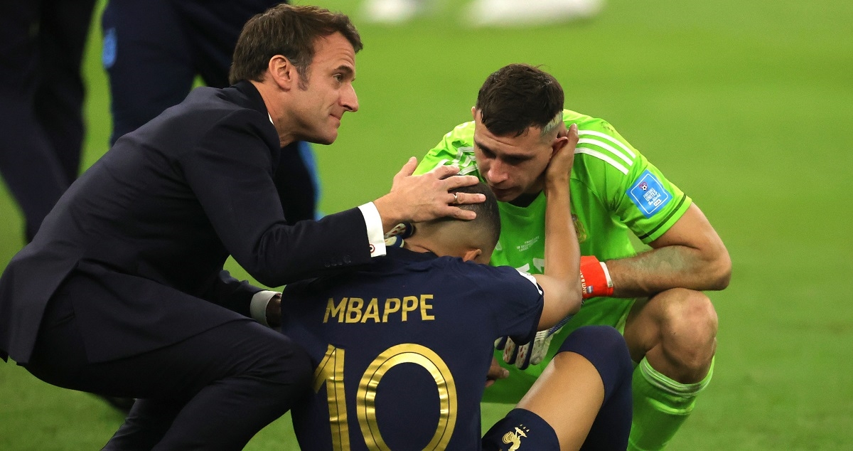 Mbappe je nakon poraza sjedio sam na terenu. Onda mu je prišao francuski predsjednik