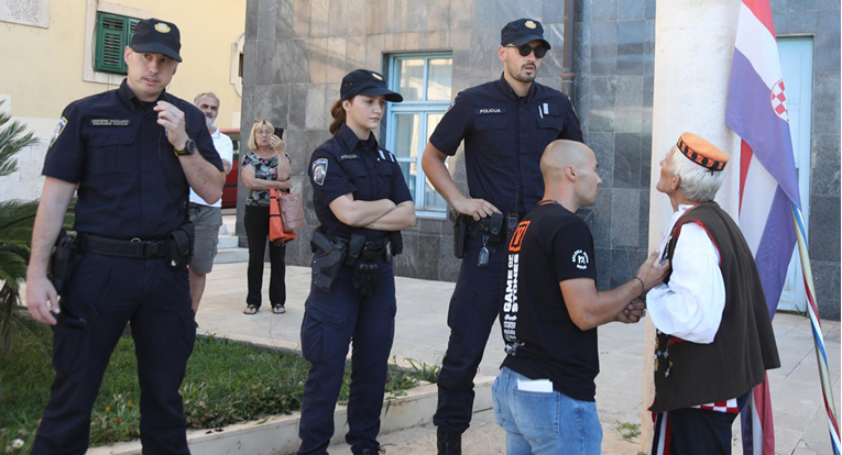 FOTO Moli se u 14 hrvatskih gradova. U Šibeniku žustra rasprava s policajcima