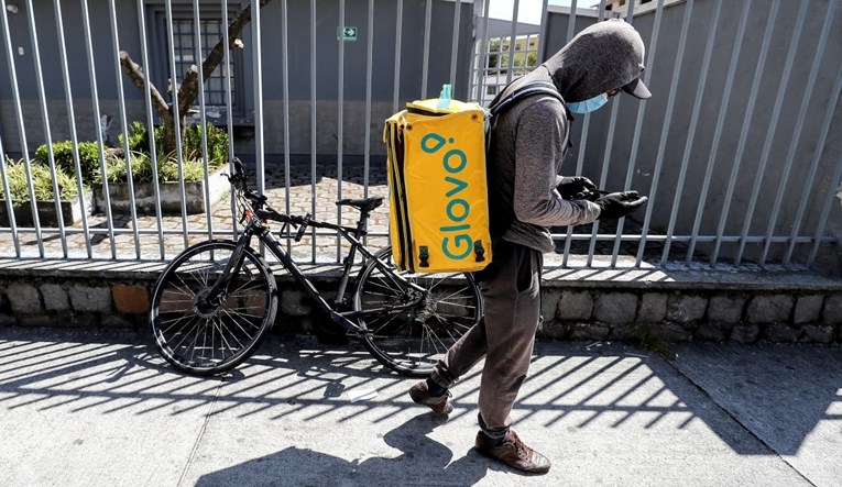 U Srbiji se prerušio u dostavljača pa muškarcu na ulici oteo torbu s novcem
