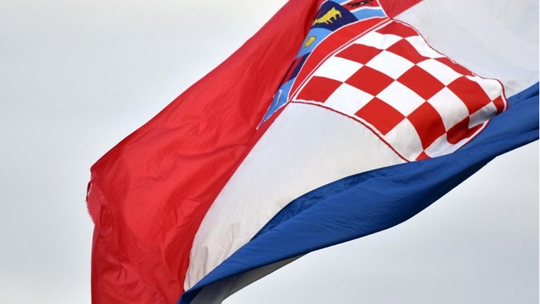Zapalio hrvatsku i srpsku zastavu u Kistanjama, policija mu doma našla pištolj