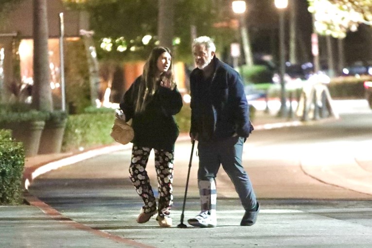Mel Gibson snimljen tijekom izlaska u Malibuu, hodao je uz pomoć štapa