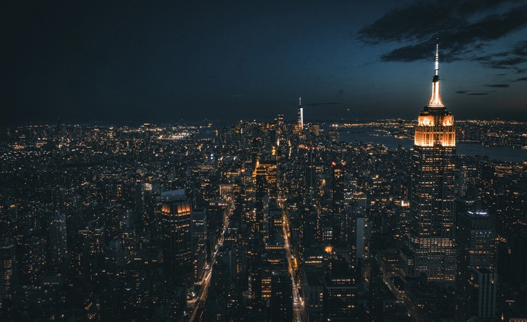 New York je tada ostao bez struje. Grad je potonuo u totalni kaos i anarhiju