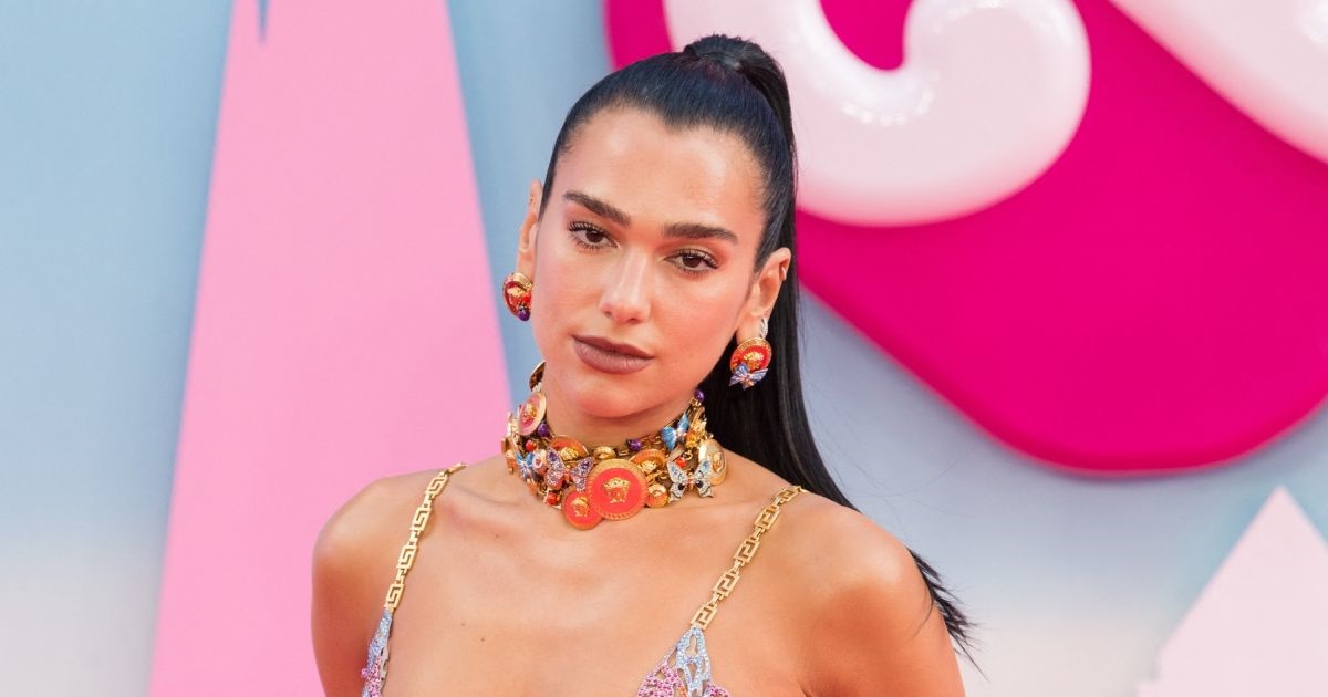 Dua Lipa privukla pažnju haljinom dubokog dekoltea, ljudi je uspoređuju sa sirenom