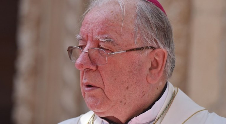 Umirovljeni biskup Bogović na respiratoru u Rijeci. Liječnici mu se bore za život