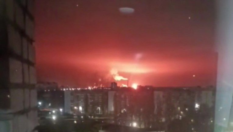VIDEO Udari dronova potresli Saratov i Engels, gori rafinerija, čule se eksplozije