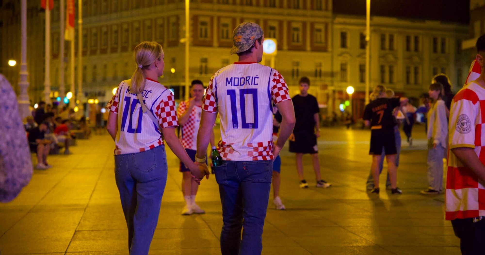 FOTO Navijačka romantika na Trgu bana Jelačića pred utakmicu s Portugalom
